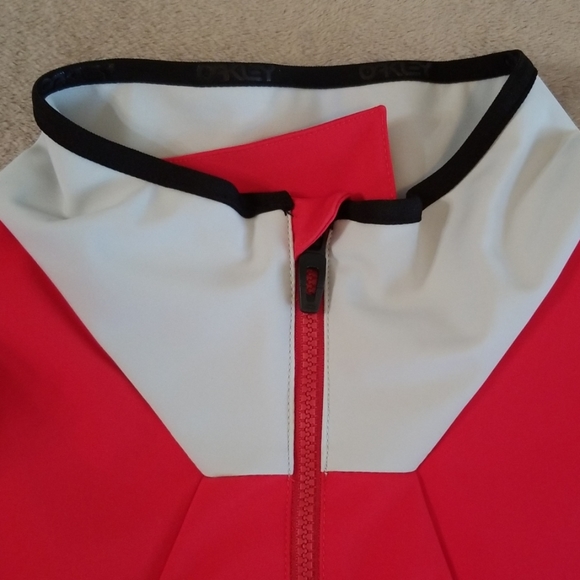 Oakley Midlayer Softshell Jacket in Red - Picture 4 of 8